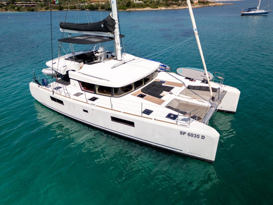 Photo #1 - Lagoon 52F (5 cab) (Big Mama (AC, WM, Generator, Inverter, Tender Lift)) en Cala dei Sardi - 8541