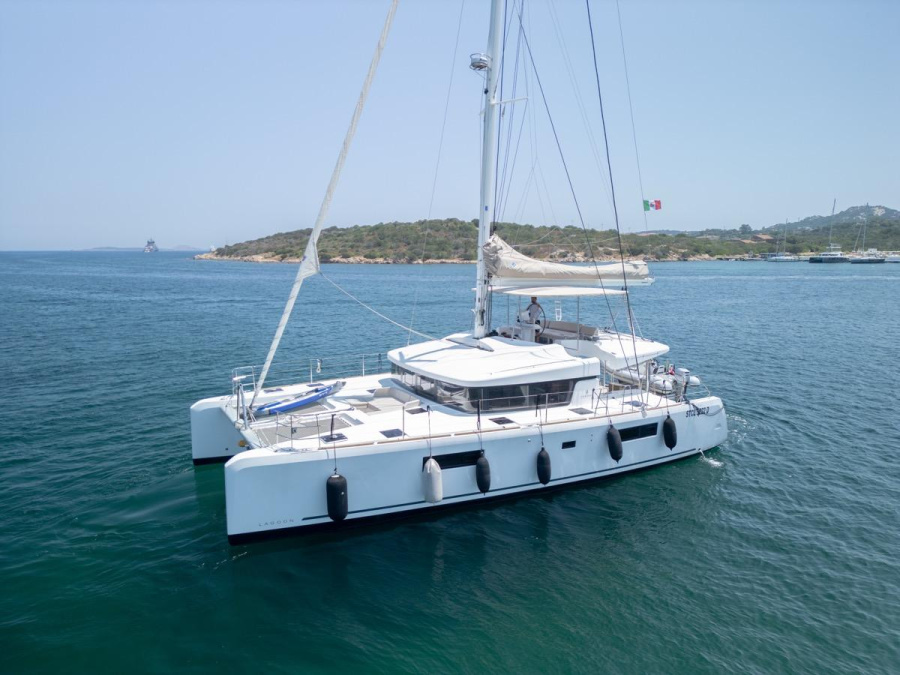 Photo #1 - Lagoon 52F (5 cab) (Big Daddy) in Cala dei Sardi - 13110