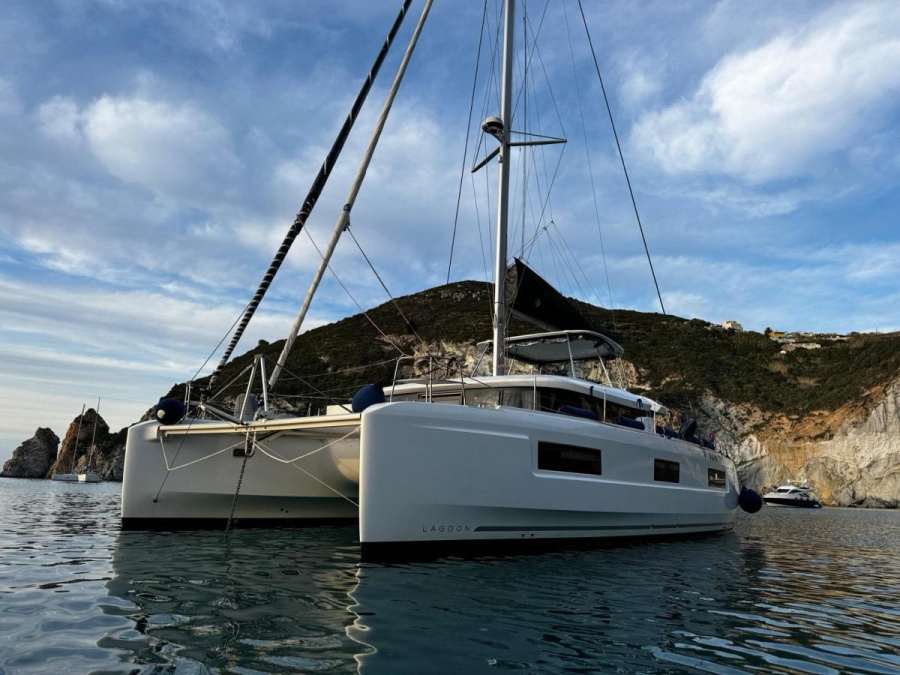 Photo #1 - Lagoon 46 (3 CAB) (Deep Blue) in Cala dei Sardi - 61949