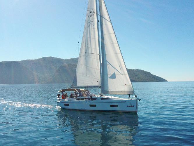 Photo #1 - Bavaria C42 (Fiesta) in Yacht Classic Hotel - 14465