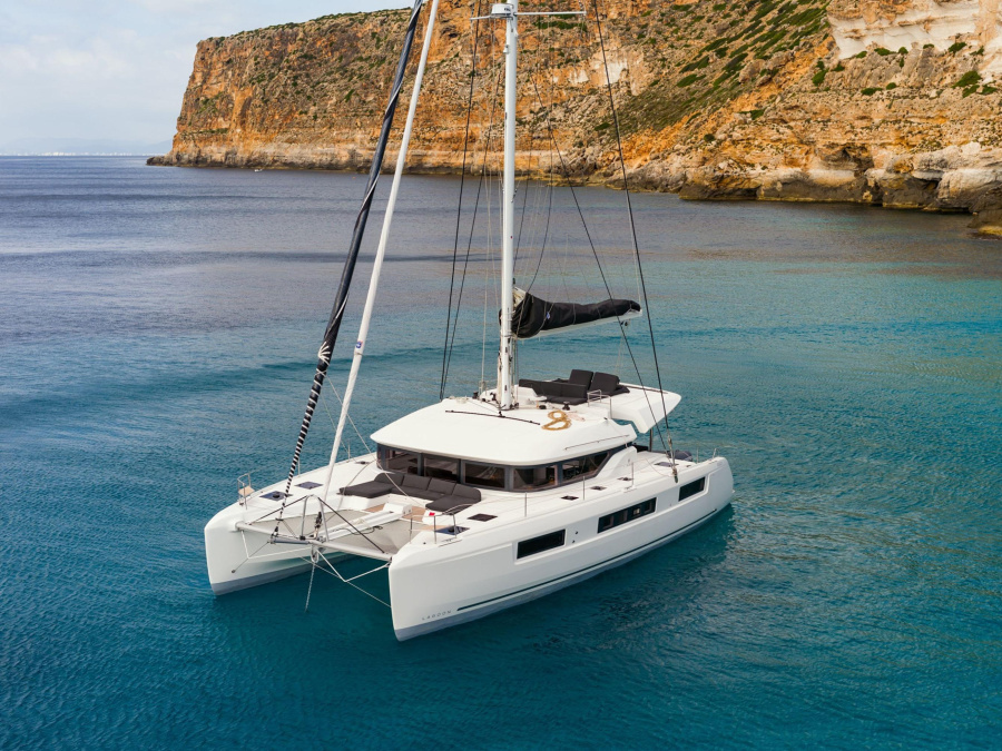 Photo #1 - Lagoon 50 (6 cab.) (MG-LAG50-22-TS) in Alimos Marina - 25743