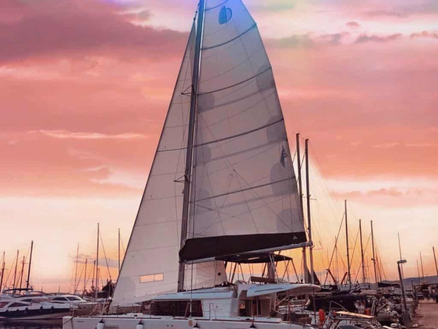 Photo #1 - Lagoon 450 Fly (Lagoon 450F built 2019 Generator, A/C, Watermaker) en Port of Lefkas - 64470