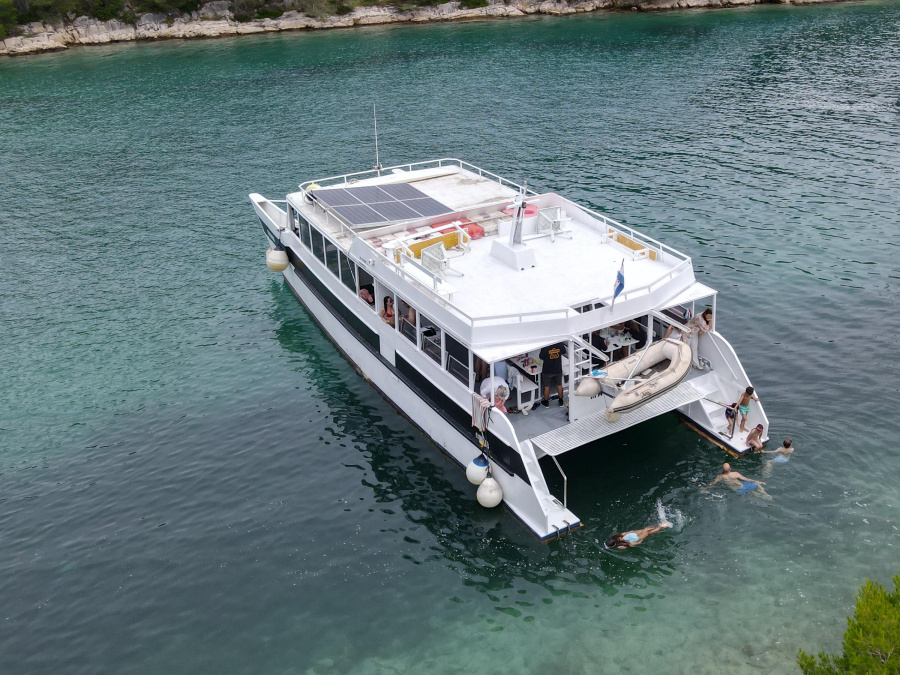 Photo #1 - Catamaran (Mariano) in Port of / East Harbour - 63244
