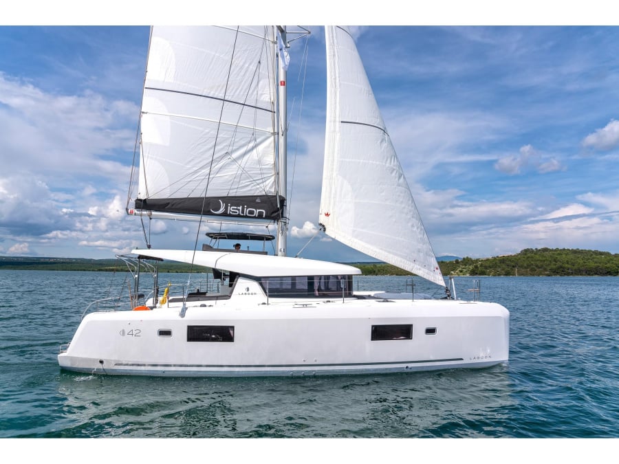 Photo #1 - Lagoon 42 A/C & GEN & WM (First Adventure) en ACI Marina - 21005