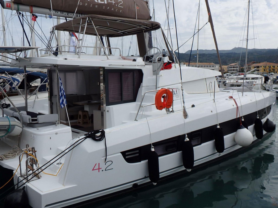 Photo #1 - Bali 4.2 (4 cab.) (Blue Navy) in Nikiana Marina - 65224
