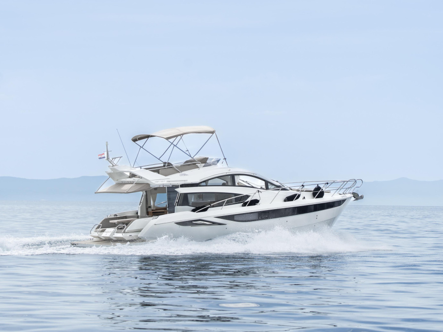 Photo #1 - Galeon 430 Skydeck (Bellagio) en harbor - 67083