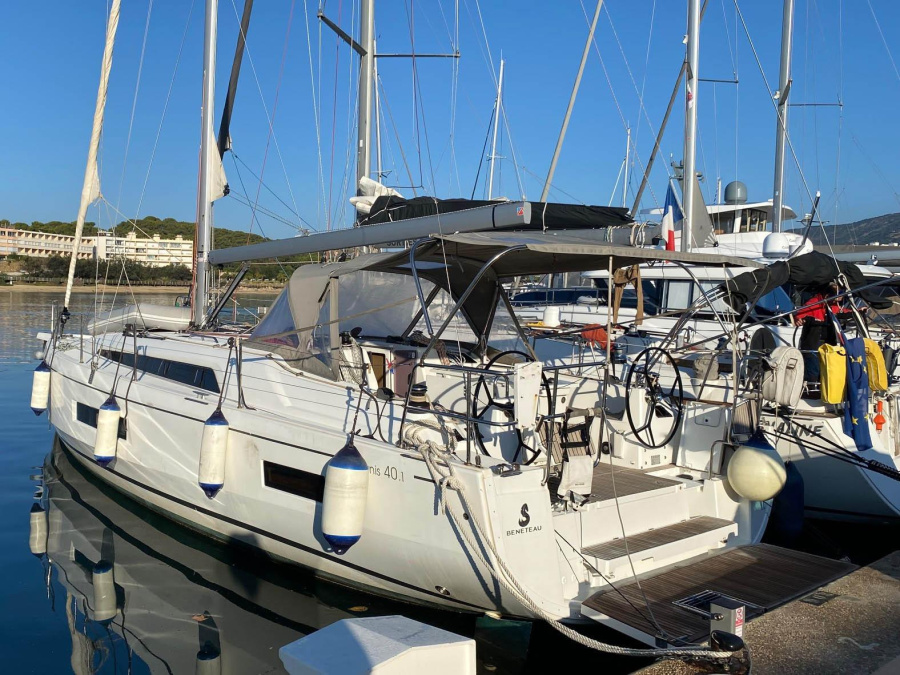 Photo #1 - Oceanis 40.1 (4 cab.) (JEAN BART III) in Port de Bormes-les-Mimosas - 67167
