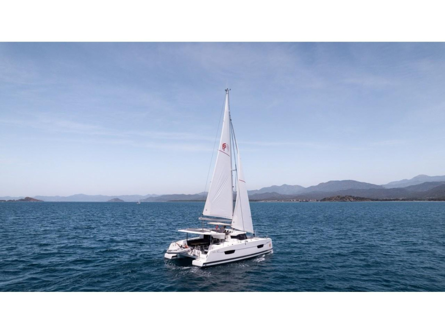 Photo #1 - Isla 40 (PORTOFINO) in Yacht Classic Hotel - 22762