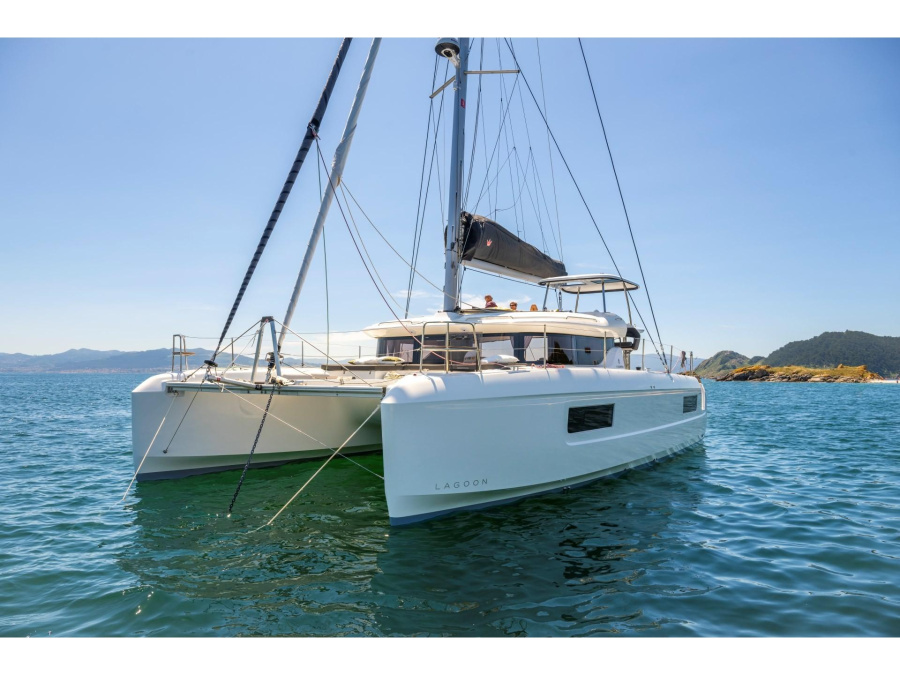 Photo #1 - Lagoon 43 (KY DONG) in La Lonja Marina Charter - 23436