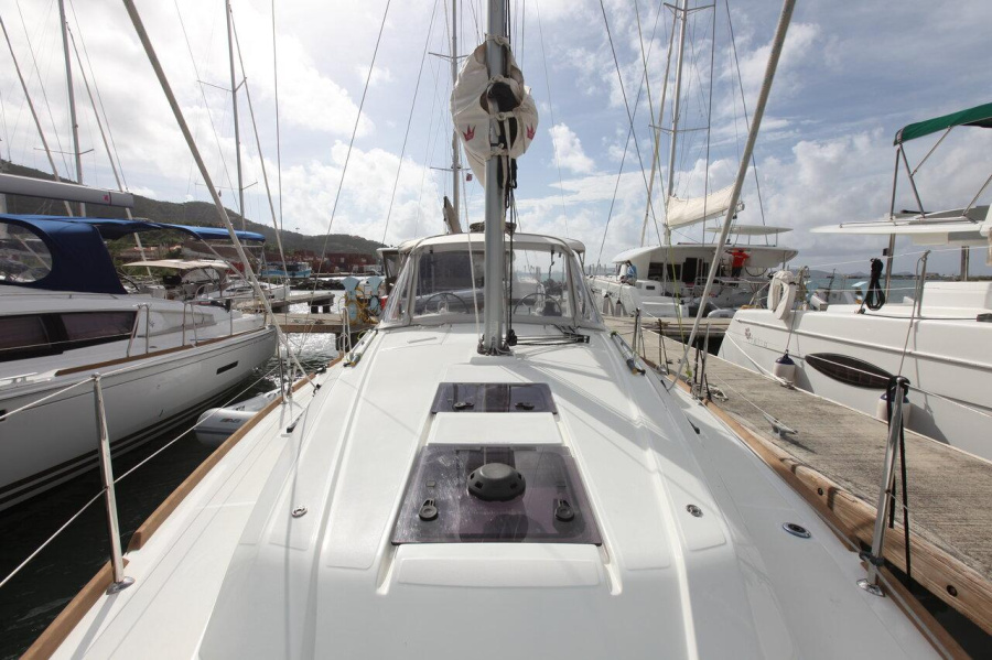 Photo #1 - Oceanis 35.1 - 2 cab. (Cozmo) in BVI, Tortola, Ritter House Marina - 29088