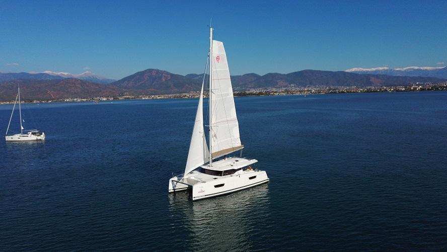 Photo #1 - Fountaine Pajot Astrea 42 - 4 + 2 cab. (Gloria) in Yacht Classic Hotel Marina - 34431