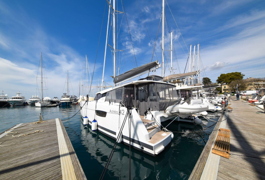 Photo #1 - Fountaine Pajot Astrea 42 - 4 + 2 cab. (Le Bart) en Marina (ex. Tankerkomerc) - 34585