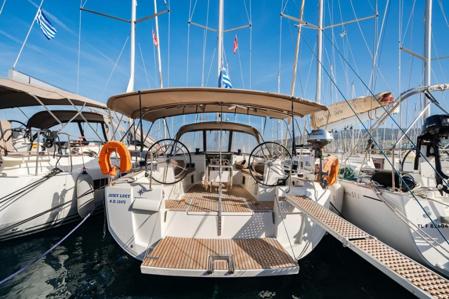 Photo #1 - Sun Odyssey 519 - 5 cab. (Juicy Lucy) in Athens, Attica, Marina - 34853