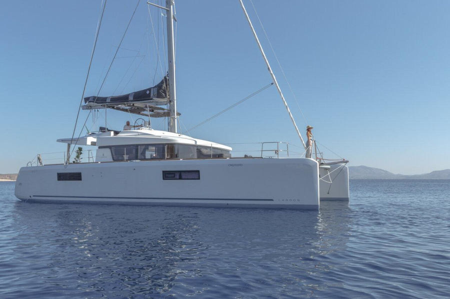 Photo #1 - Lagoon 52 F - 5 cab. (Oneida) in Athens, Agios Kosmas marina - 35119