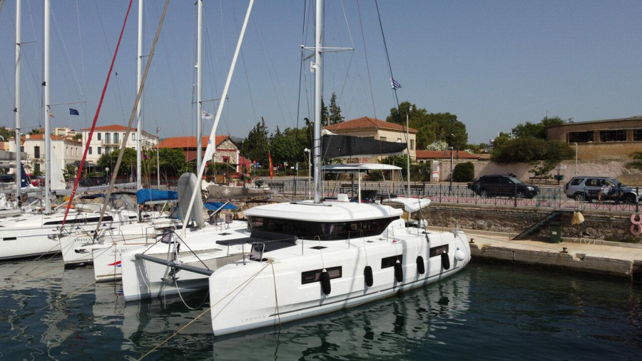 Photo #1 - Lagoon 46 - 4 + 2 cab. (Sea Star) en main port - 35561