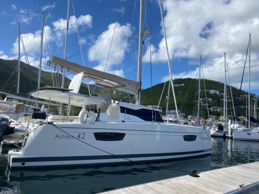Photo #1 - Fountaine Pajot Astrea 42 Maestro (Serene Blue) en Resort & Marina - 36194