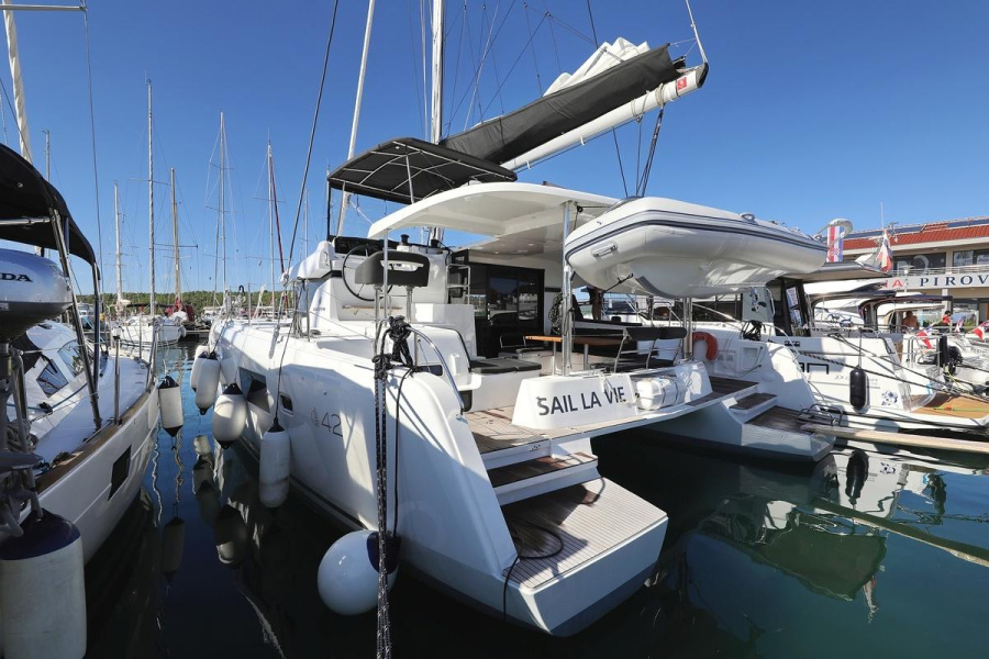 Photo #1 - Lagoon 42 - 4 + 2 cab. (Sail la Vie) in Marina - 36423