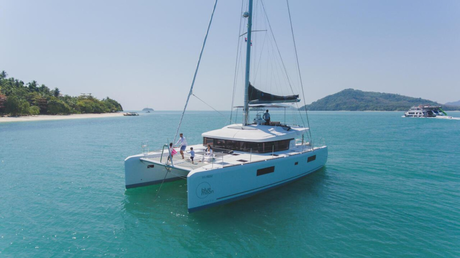 Photo #1 - Lagoon 52 F - 5 + 2 cab. (Blue Moon) в Phuket, Ao Po Grand Marina - 37011