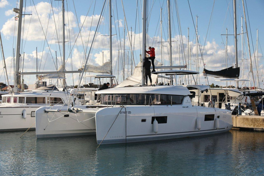 Photo #1 - Lagoon 42 - 4 + 2 cab. (Rea) in D-Marin Dalmacija Marina - 37791