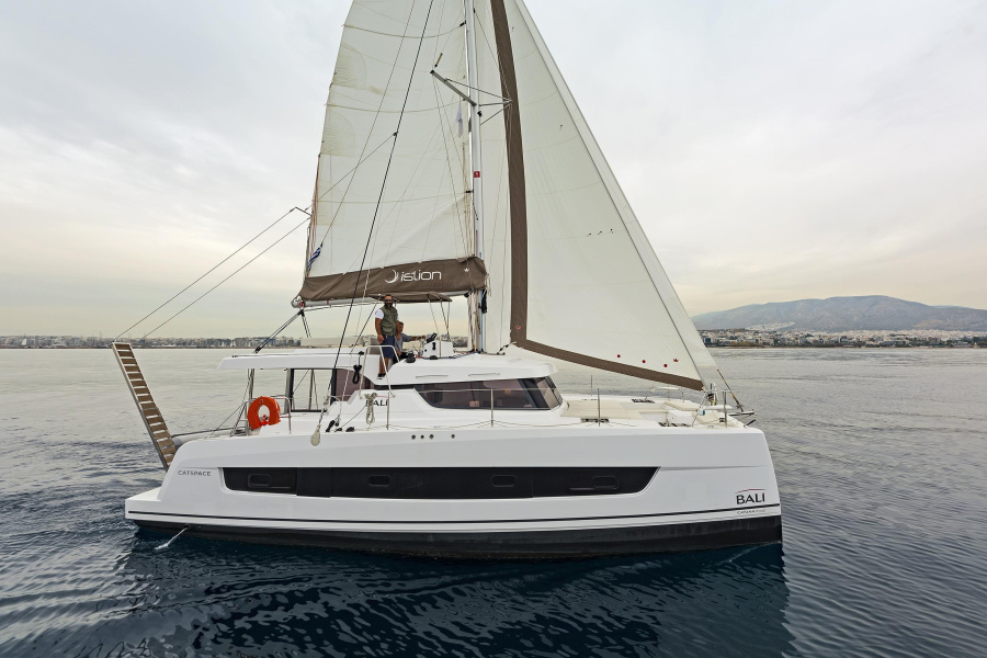 Photo #1 - Bali Catspace (Phoenix) en Lefkas main port - 38419