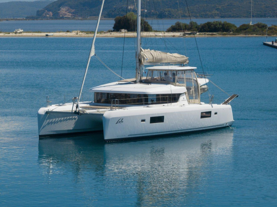 Photo #1 - Lagoon 42 - 4 + 2 cab. (Lola) en Lefkas main port - 38723