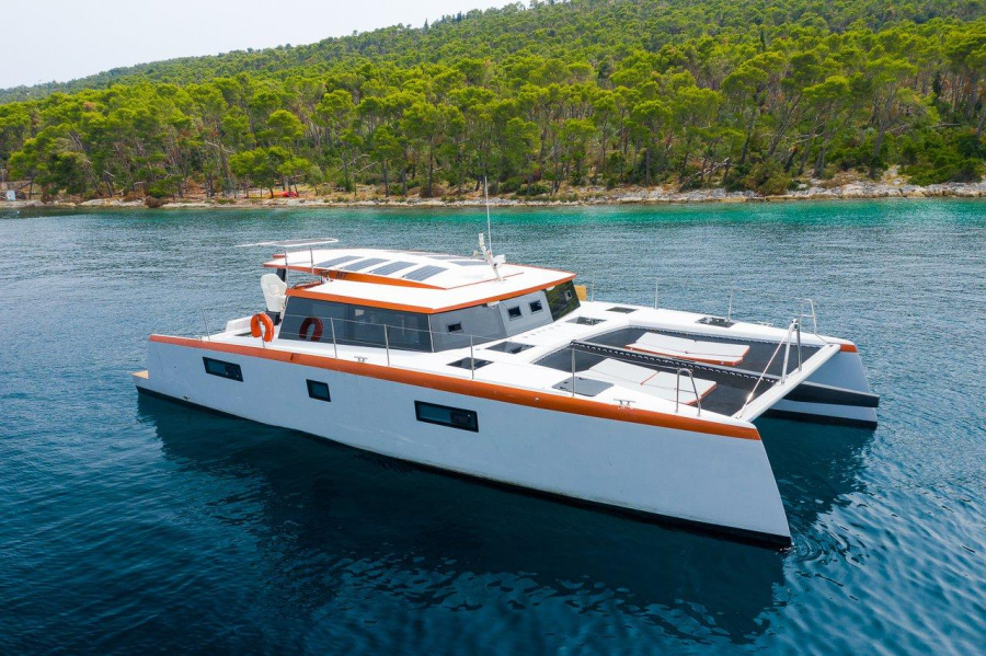 Photo #1 - Luna 47 Power (Orange) в Split, MCI Marine Club International - 40791