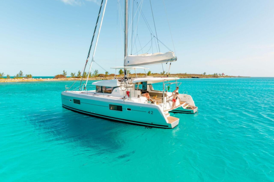 Photo #1 - Lagoon 42 - 4 + 2 cab. (Petit Terre) in Guadeloupe, La Marina Bas du Fort - 42919