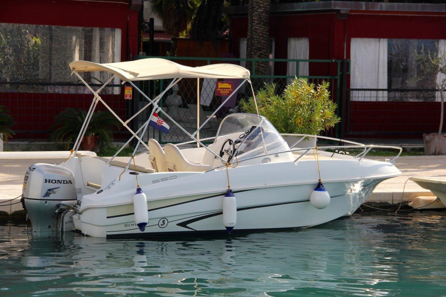 Benetau Flyer 550 Sun Deck - 1