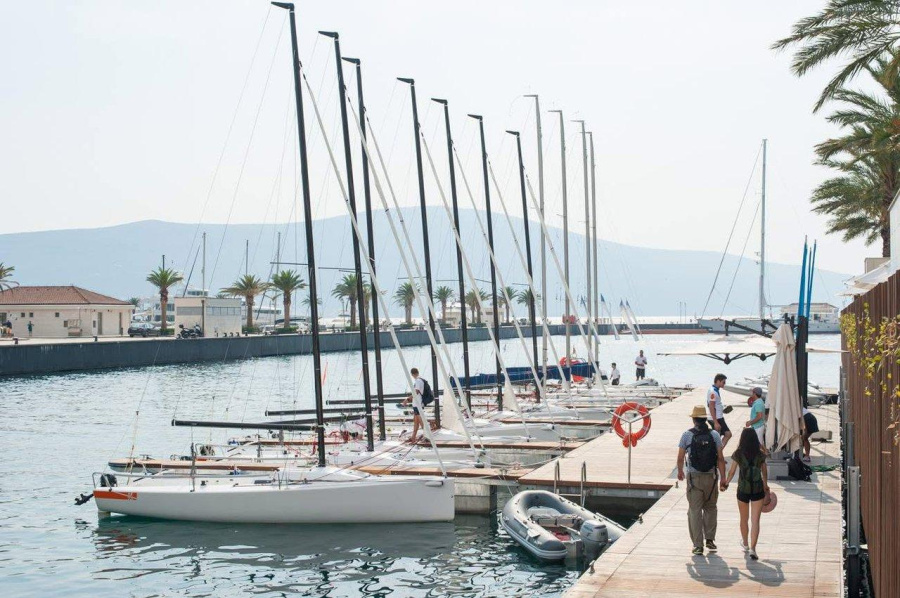 FLOW Yacht Club - 1