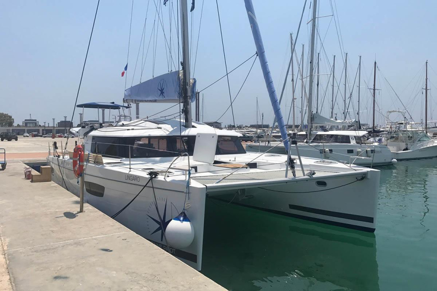Photo #1 - Fountaine Pajot Saba 50 - 6 + 1 cab. (Lingaro) en Athens, Agios Kosmas marina - 45358