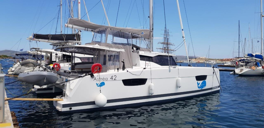 Photo #1 - Fountaine Pajot Astrea 42 - 4 + 2 cab. (Wild Baleine) in - Olympic Marine - 45489