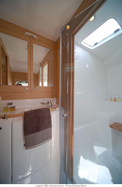Photo #5 - Lagoon 380 - 4 cab. (WHITE PEARL) in Trogir - 27523
