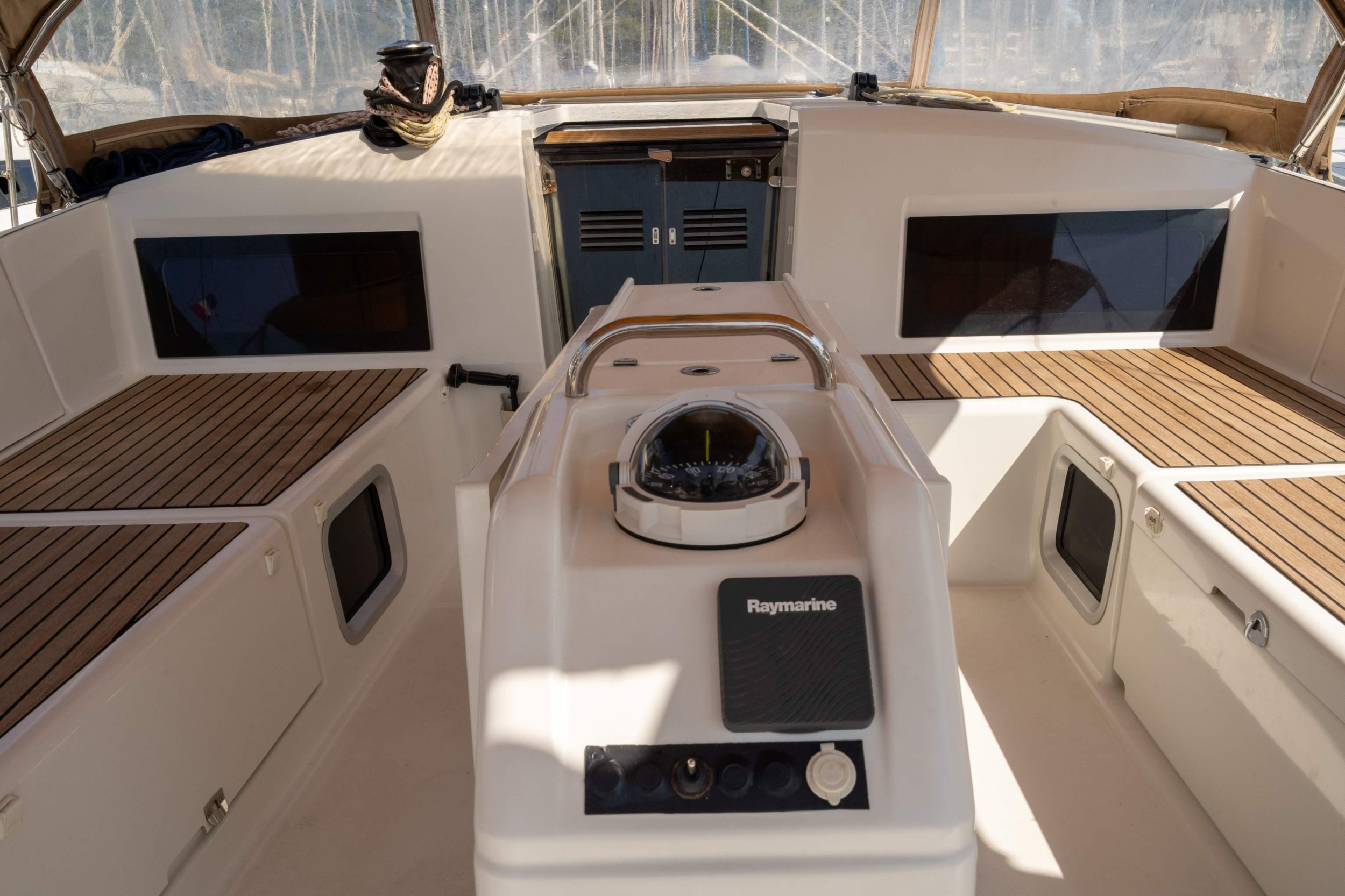 Photo #3 - Sun Odyssey 490 - 5 + 1 cab. (FANTAISIE) in Port Pin Rolland - 27683