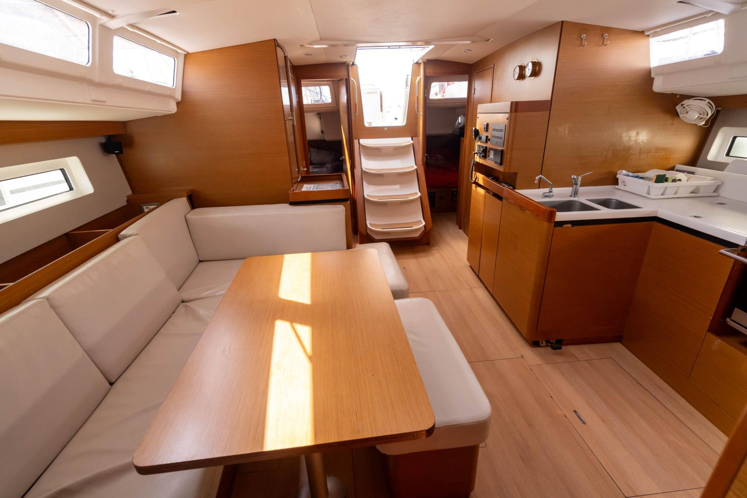 Photo #8 - Sun Odyssey 490 - 5 + 1 cab. (FANTAISIE) in Port Pin Rolland - 27683