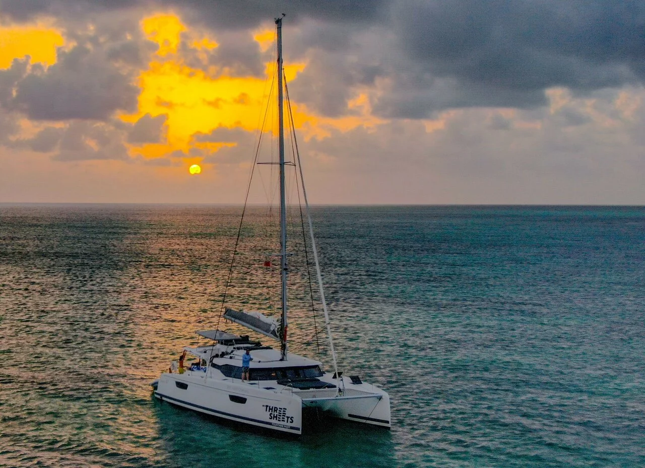 Fountaine Pajot Saona 47 Quintet - 5 + 1 cab. (Three Sheets)  - 2