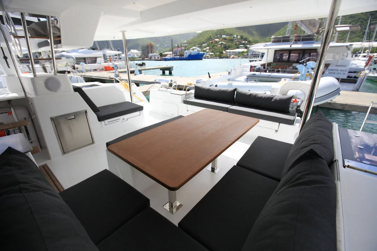 Fountaine Pajot Saona 47 Quintet - 5 + 1 cab. (Three Sheets)  - 11