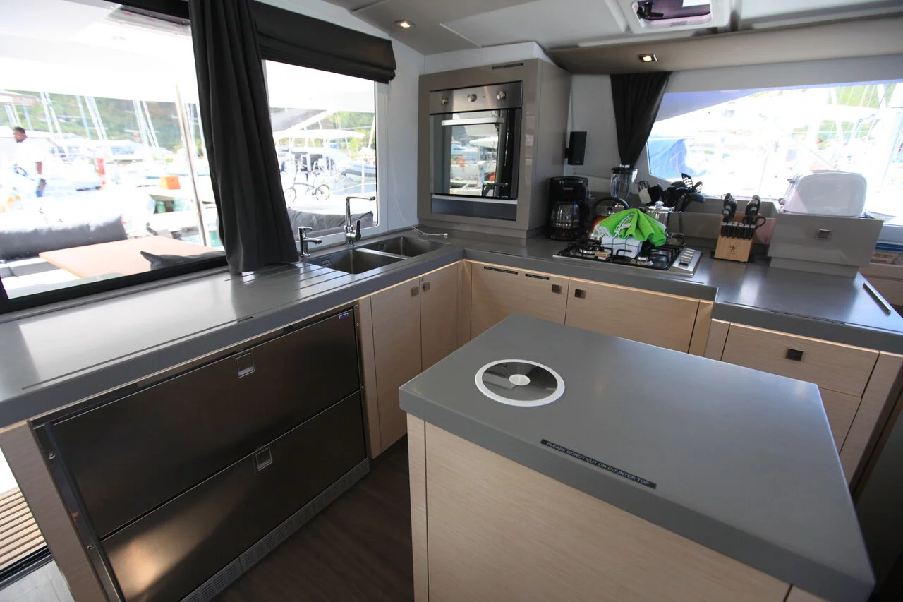Fountaine Pajot Saona 47 Quintet - 5 + 1 cab. (Three Sheets)  - 13