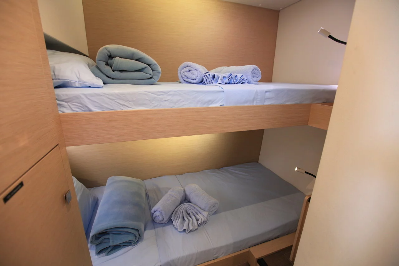 Fountaine Pajot Saona 47 Quintet - 5 + 1 cab. (Three Sheets)  - 19