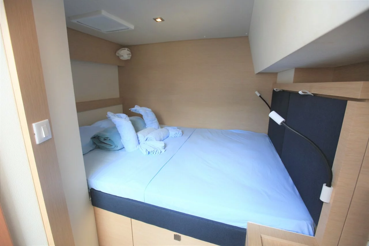Fountaine Pajot Saona 47 Quintet - 5 + 1 cab. (Three Sheets)  - 20