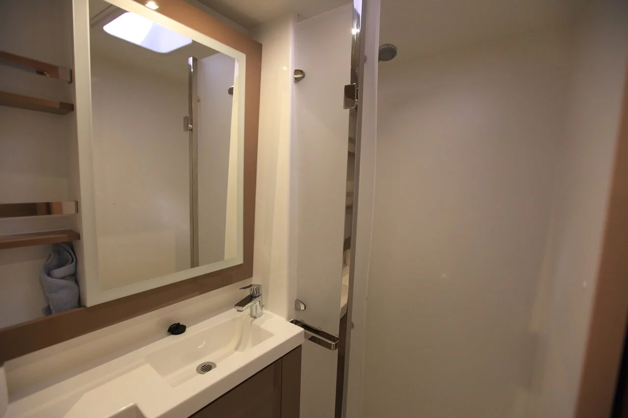 Fountaine Pajot Saona 47 Quintet - 5 + 1 cab. (Three Sheets)  - 22