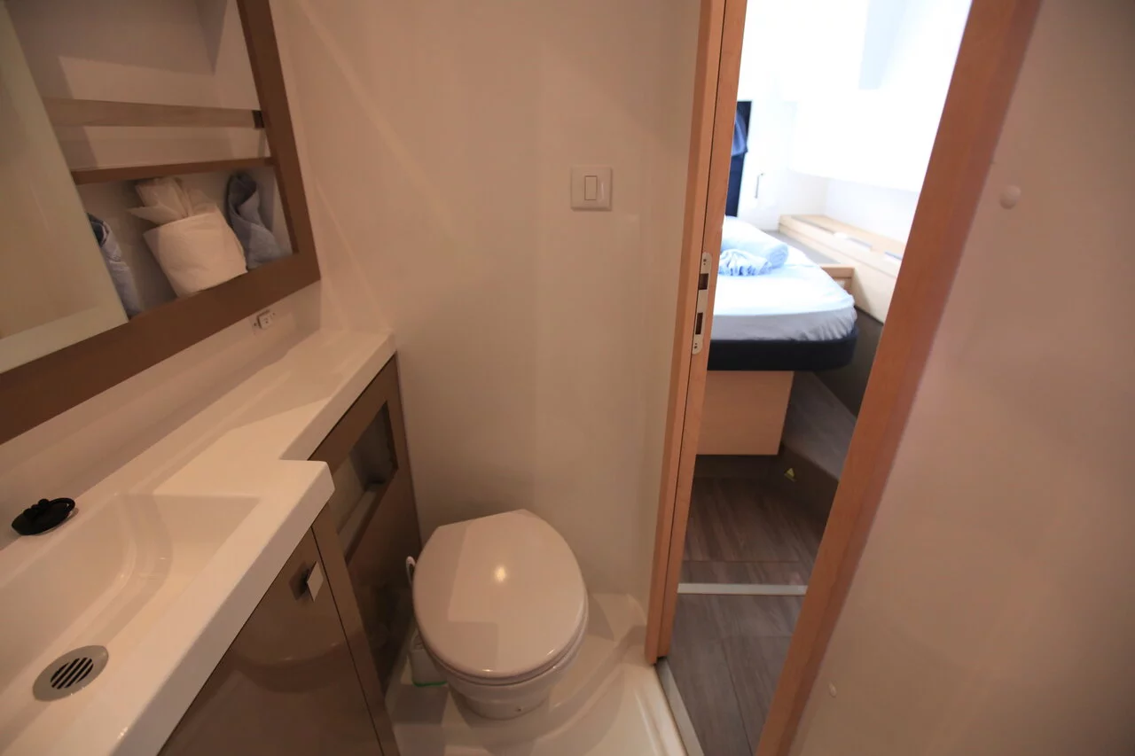 Fountaine Pajot Saona 47 Quintet - 5 + 1 cab. (Three Sheets)  - 23