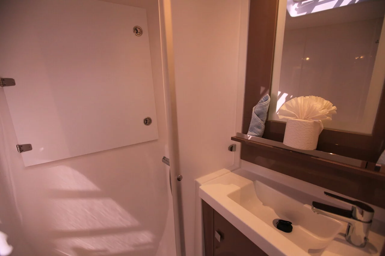 Fountaine Pajot Saona 47 Quintet - 5 + 1 cab. (Three Sheets)  - 24