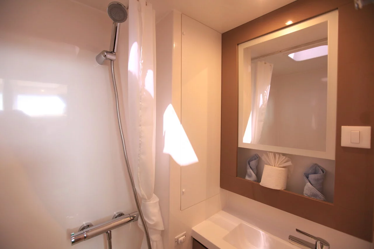 Fountaine Pajot Saona 47 Quintet - 5 + 1 cab. (Three Sheets)  - 25