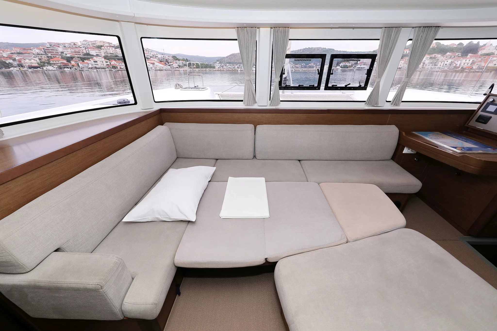 Lagoon 42 - 4 + 2 cab. (Air Wave)  - 42