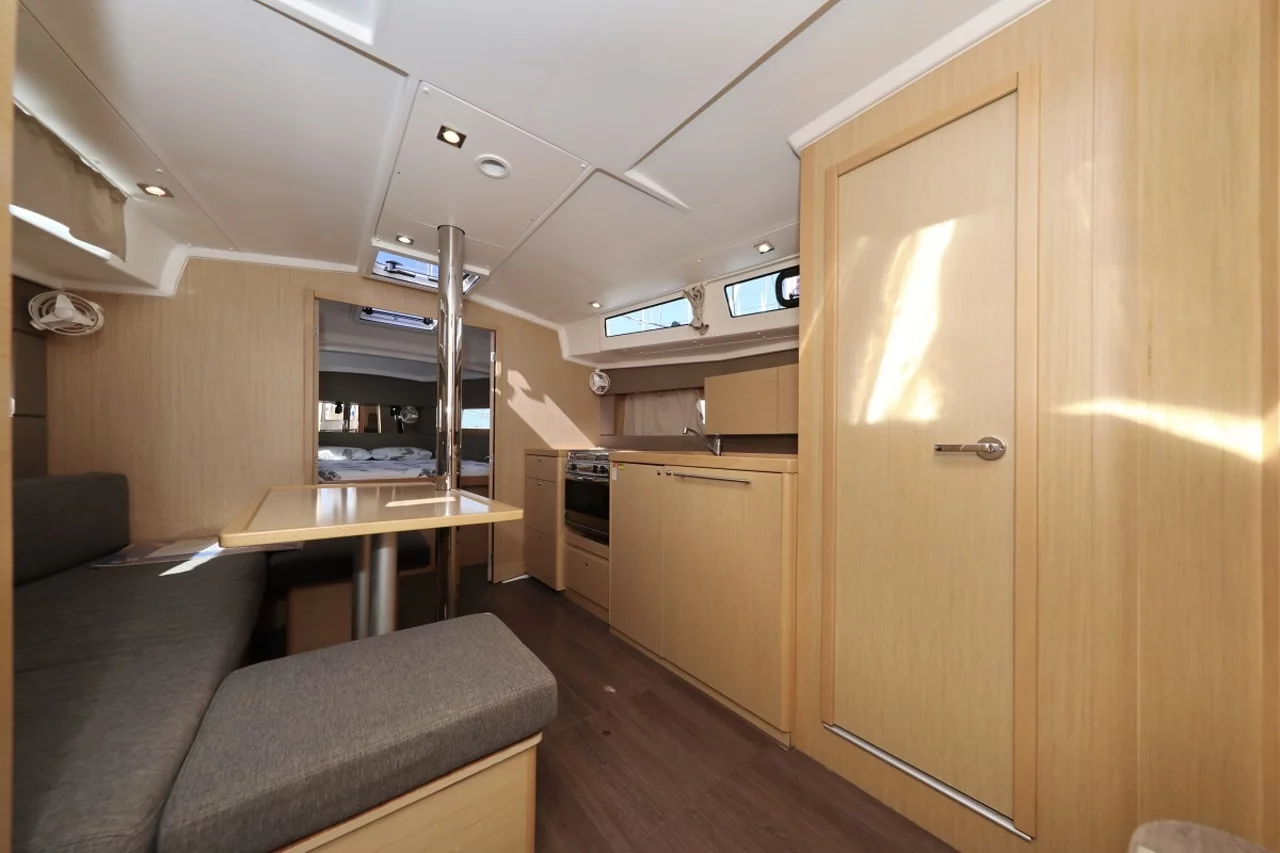 Oceanis 38.1 (Reya)  - 8