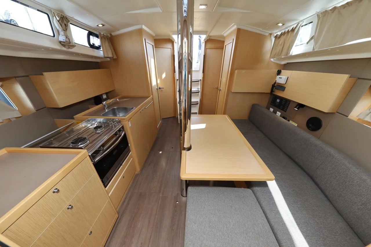 Oceanis 38.1 (Reya)  - 10