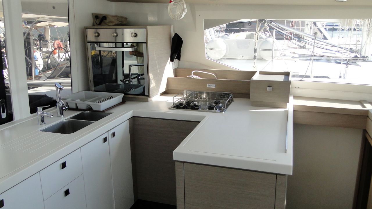 Photo #5 - Fountaine Pajot Astrea 42 - 3 + 2 cab. (NARNIA) en Athènes - 29380
