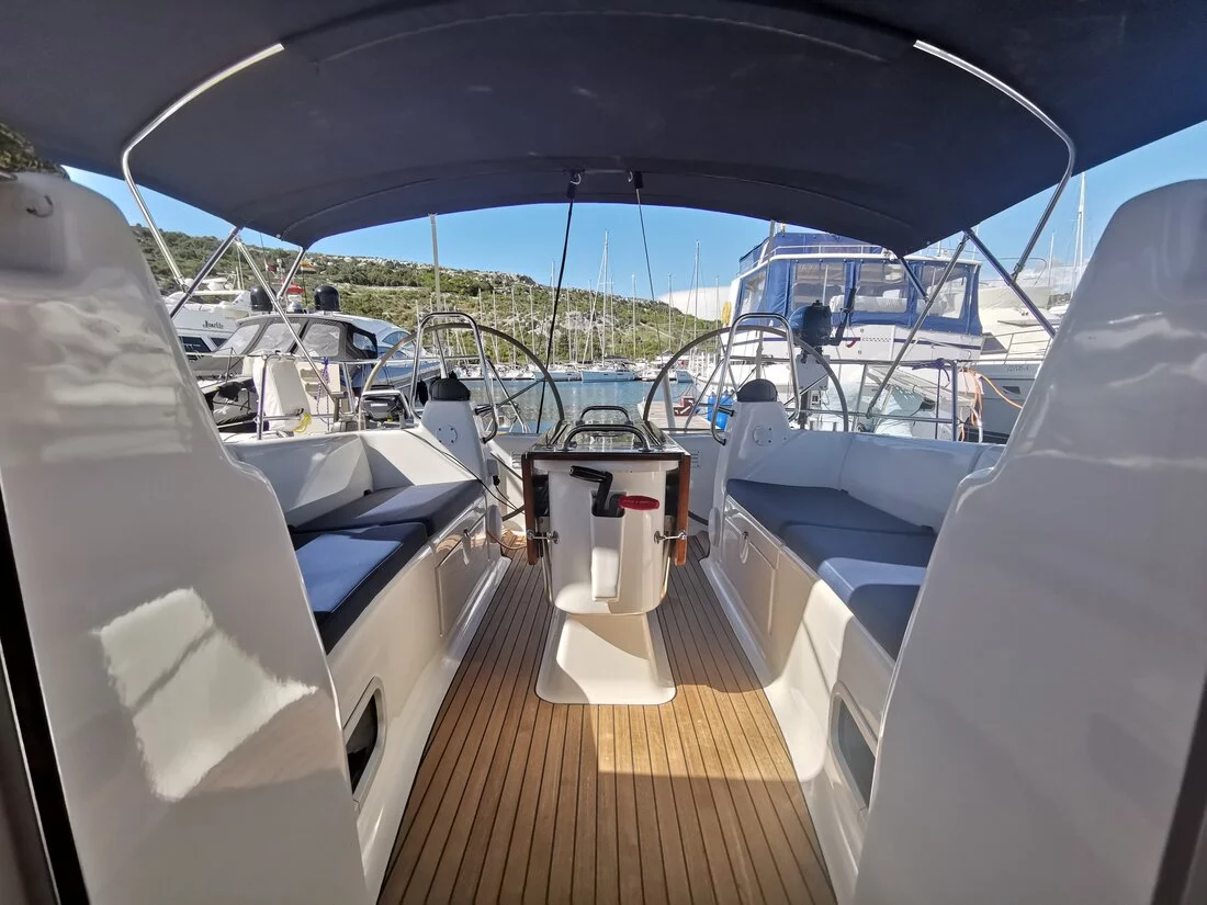 Bavaria 42 Cruiser (Sea King)  - 6