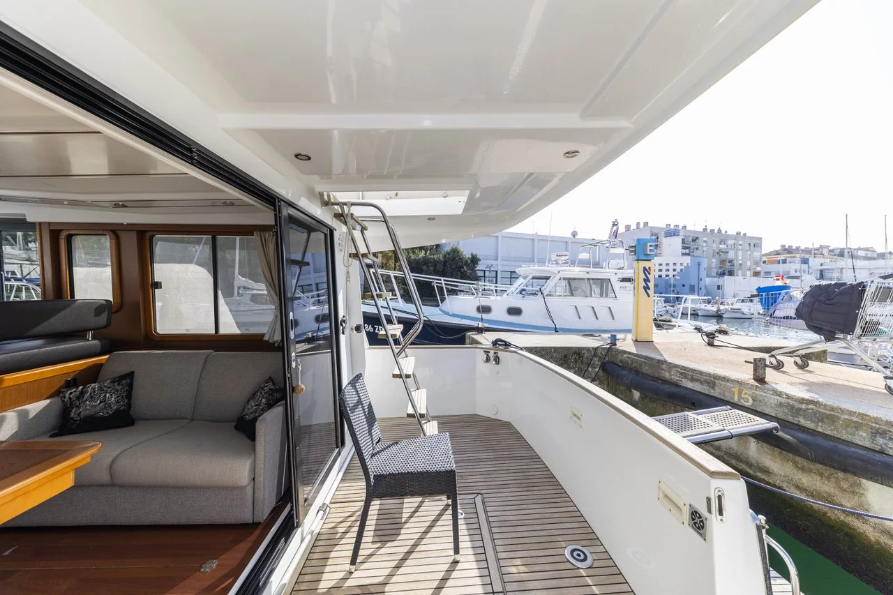 Swift Trawler 34 Fly (Blue Sky)  - 14