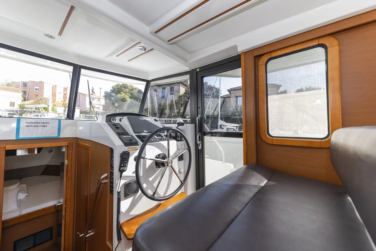 Swift Trawler 34 Fly (Blue Sky)  - 2